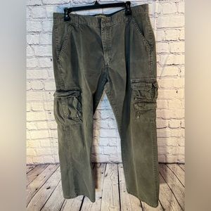 Wrangler Jeans Co. Ladies army green Cargo pants. Size 36 x 32